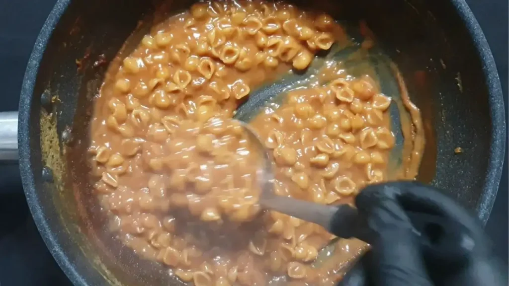 뜨거운 김이 올라오는 레디와이즈 토마토 바질 수프