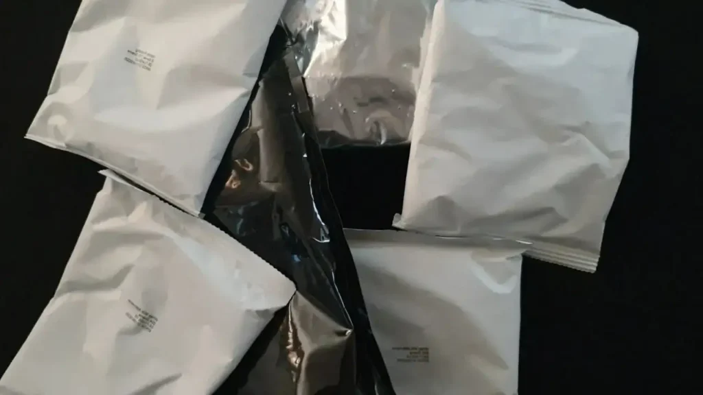 조리법과 영양 정보가 인쇄되어 있지 않아 내용물을 알 수 없는 레디와이즈 제품 포장 사진