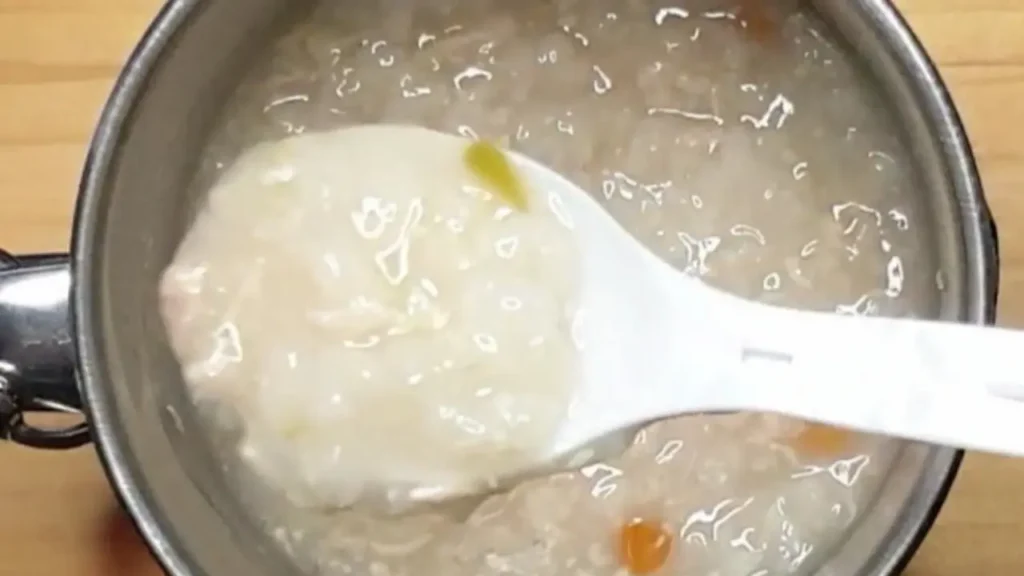 비상식량, 레토르트 죽 한 숟가락. 재난 상황에서 무너진 소화 기능을 보호하고 빠르게 에너지를 공급하는 생존 회복식의 모습.