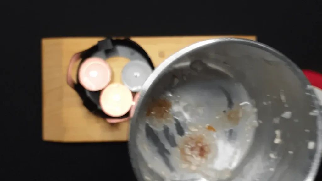 죽을 데운 후 냄비 바닥에 눌어붙거나 탄 흔적이 있는 모습. 비상식량 조리 시 저어주지 않아 발생한 문제점을 나타낸다.