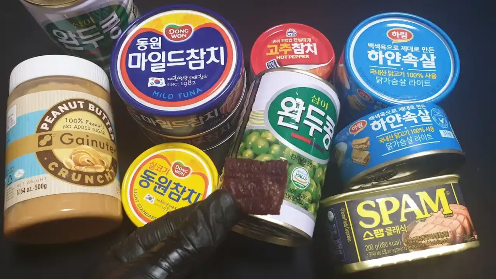 참치, 닭가슴살, 스팸 통조림과 땅콩버터, 육포 등 단백질 위주의 비상식량 모음