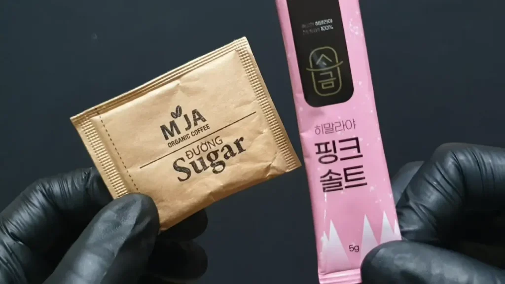 재난 시 전해질 보충을 위해 준비된 소금과 설탕 패킷. 비상식량과 함께 챙겨야 할 저나트륨혈증 방지용 필수 품목