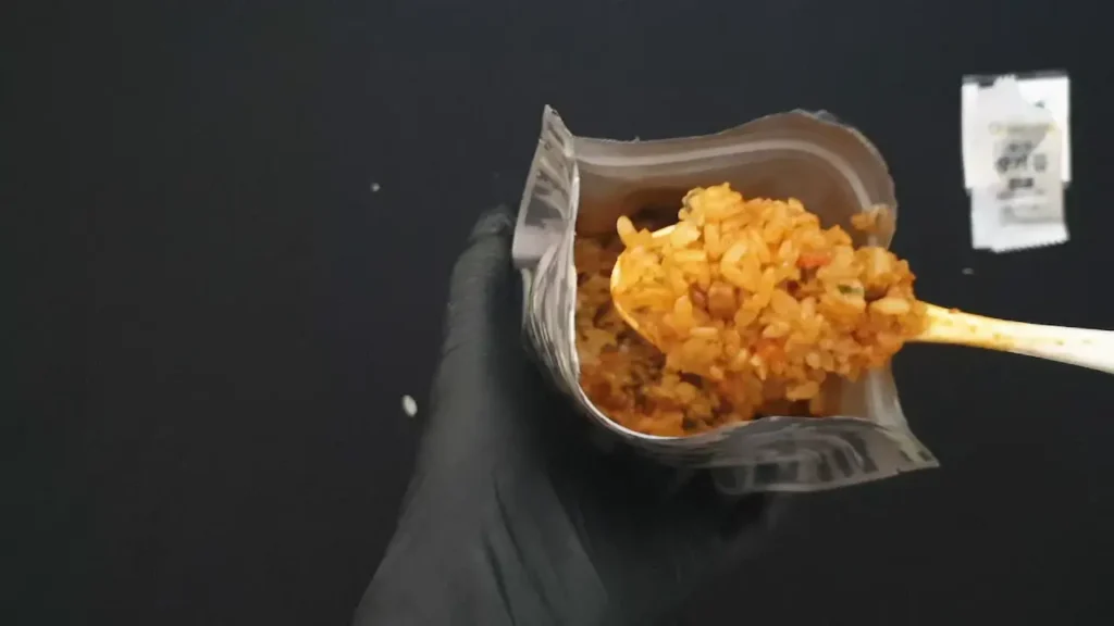 조리가 완료된 한국 비상식량  참맛 소고기 고추장 비빔밥 전투식량의 먹음직스러운 모습