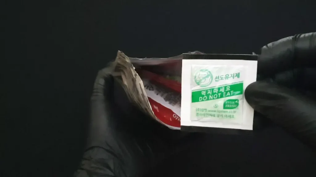 참맛 즉각취식형 쇠고기 비빔밥 전투식량 구성품과 탈산소제 분리 모습