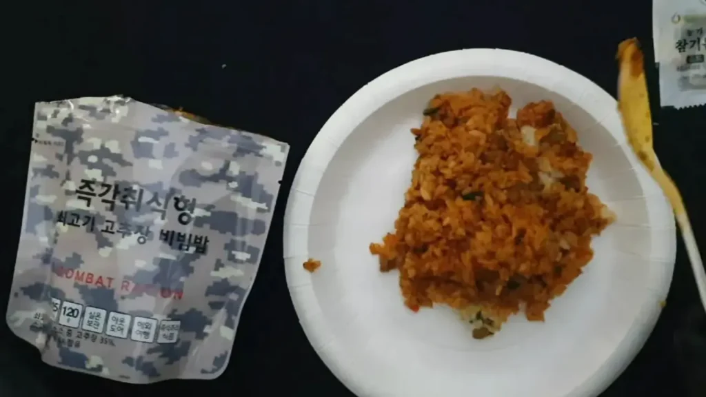 야외 생존 및 비상식량용 참맛 한국 민수용 전투식량 쇠고기 고추장 비빔밥 즉각취식형 제품 패키지와 조리된 모습