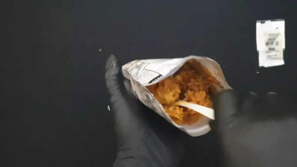 15분 대기 후 고추장과 참기름을 넣고 전투식량 비빔밥을 골고루 비비는 모습